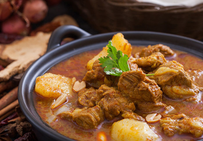 Massaman Nua: Ternera en salsa cremosa de curry rojo y leche de coco