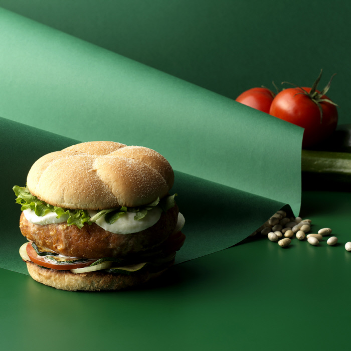 Veggie burger con piselli e ceci