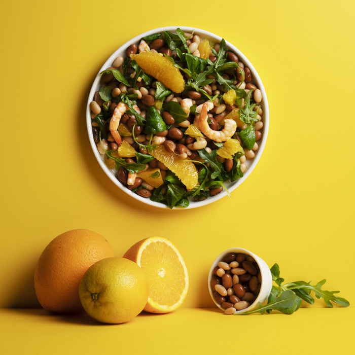Insalata di fagioli con gamberi, arancia e rucola