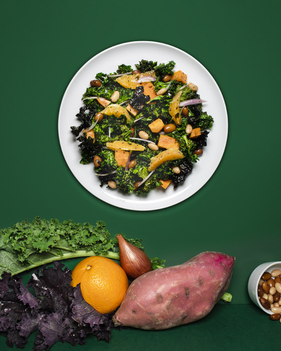 Insalata con cavolo, patata dolce e arancia