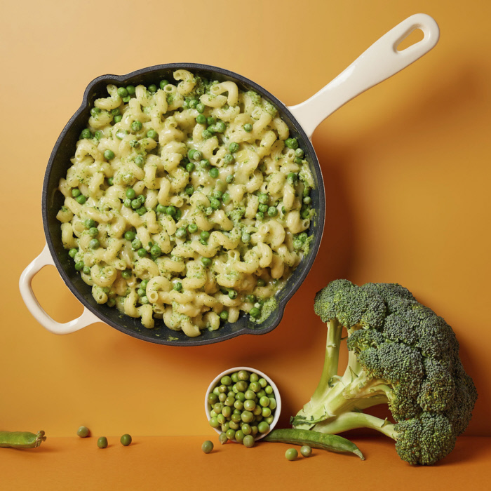 Pasta con formaggio, broccoli e piselli