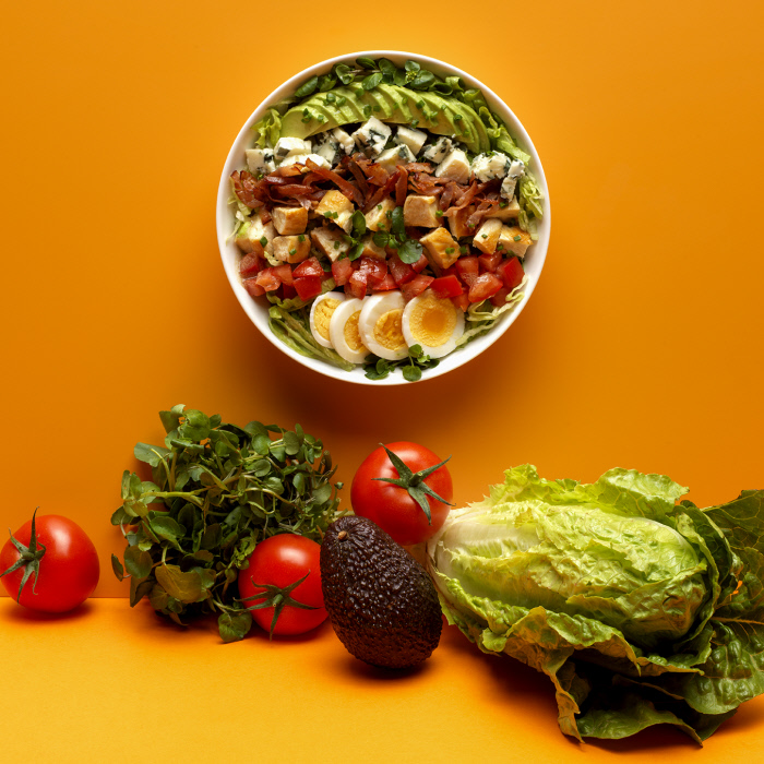Insalata Cobb con avocado, crescione, pollo, iceberg e gorgonzola