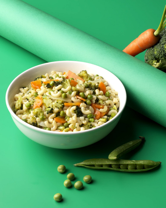 Pasta con broccoli, carote e piselli
