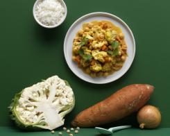 Curry vegetariano con cavolfiori, patate dolci e ceci