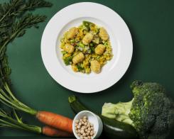 Gnocchi ai ceci con verdure saltate in padella