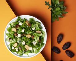 Insalata con datteri, rucola, feta e crostini