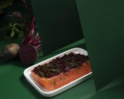 Salmone con barbabietole e lattuga