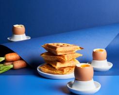 Brunch con uova e waffles alle carote