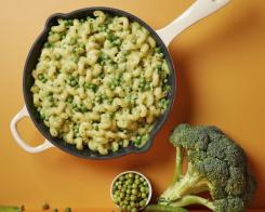 Pasta con formaggio, broccoli e piselli
