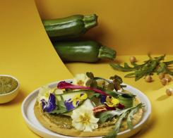 Socca con pesto di rucola e zucchine