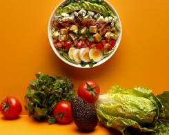 Insalata Cobb con avocado, crescione, pollo, iceberg e gorgonzola