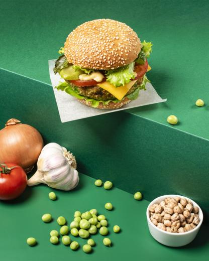Veganiškas juodųjų pupelių ir bolivinės balandos mėsainis