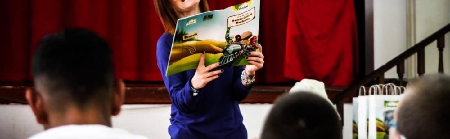 Bonduelle și Adina Lucaciu au oferit povestea „Aventurierii din Bonduellia” copiilor cu deficiențe de vedere