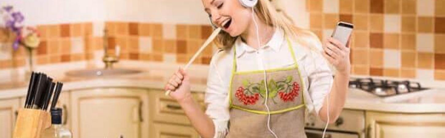 Găteşte pe acorduri de muzică. Acest playlist îţi va transforma gătitul într-o activitate şi mai frumoasă