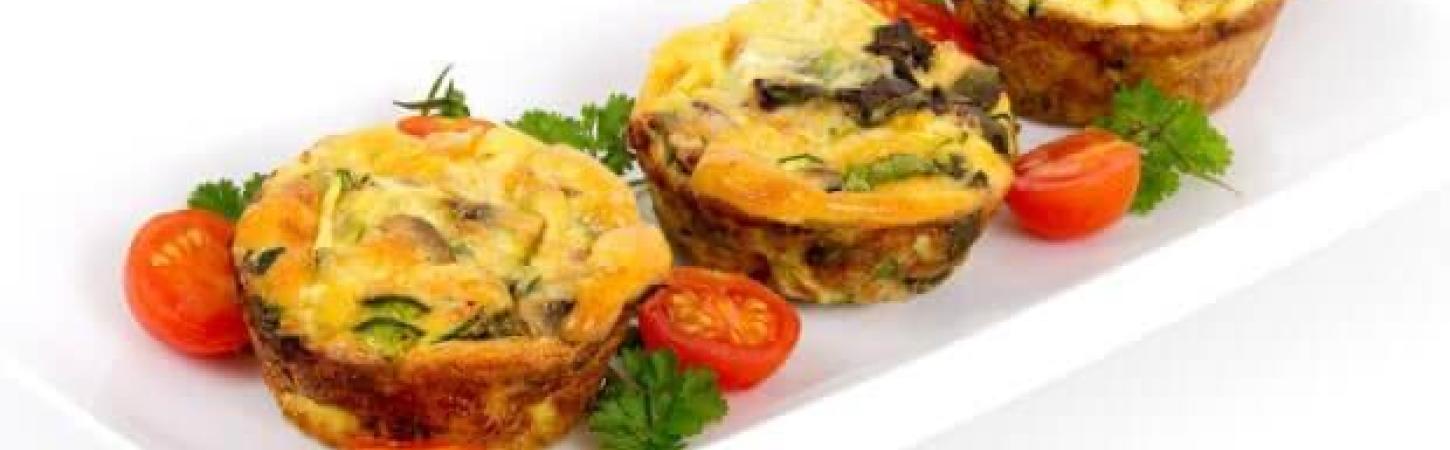 Mini omlete cu legume în forme de brioșe