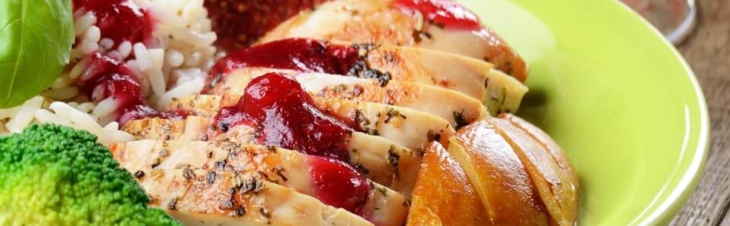 Piept de pui și legume într-o prezentare nouă