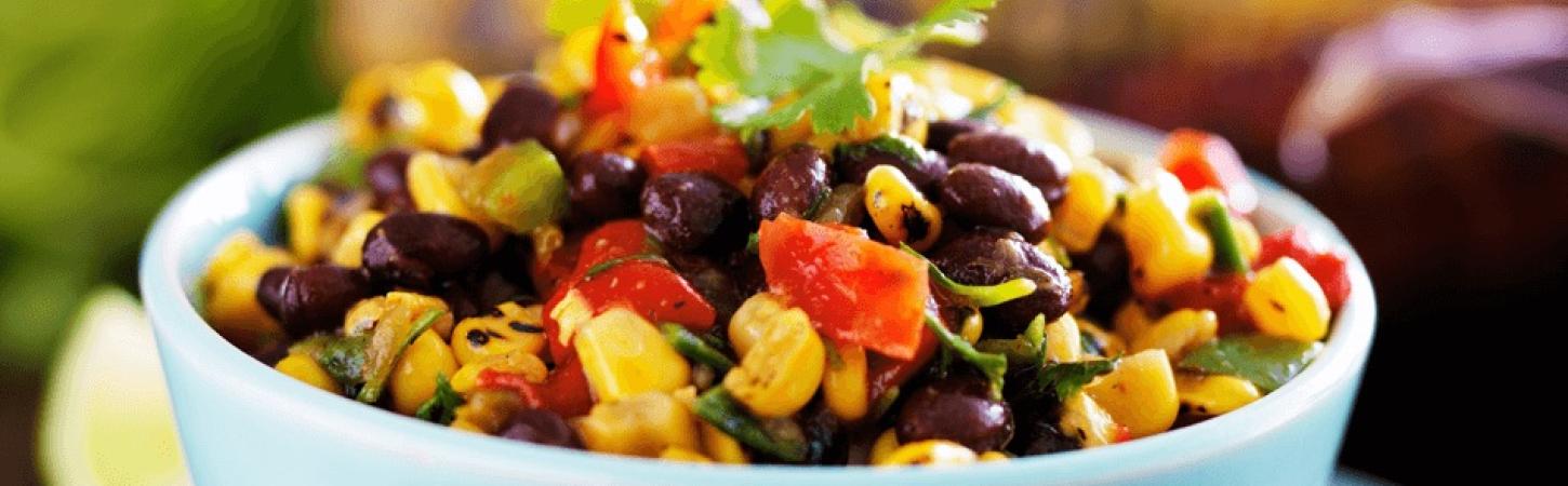 Jucați-vă cu toate culorile: o salată cu fasole roșie, porumb, și ardei verde