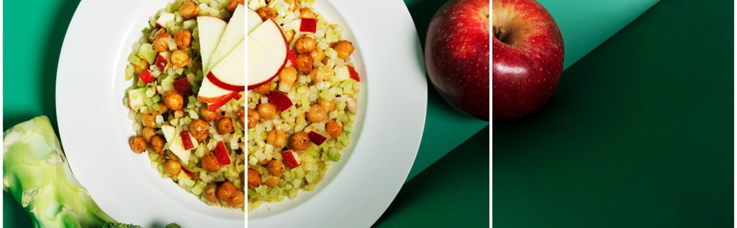 Salată de orez cu broccoli, năut prăjit și mere roșii