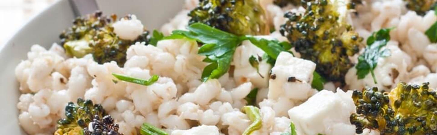 Carbohidrați și vitamine: salate cu cereale integrale și legume