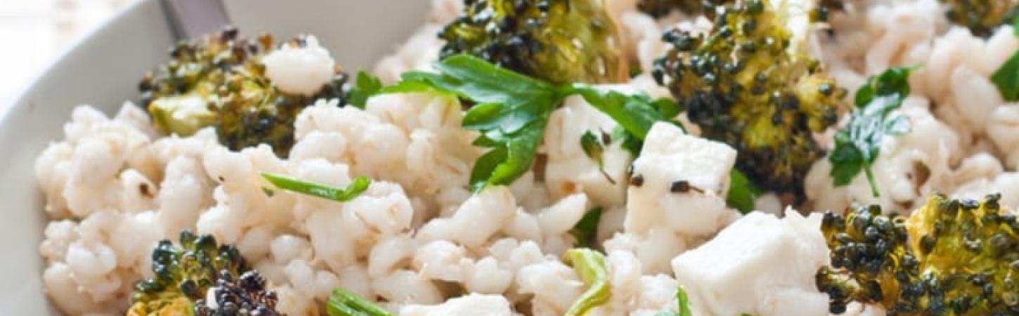 Поєднуйте вітаміни та вуглеводи у салатах із цільнозернових злаків та овочів