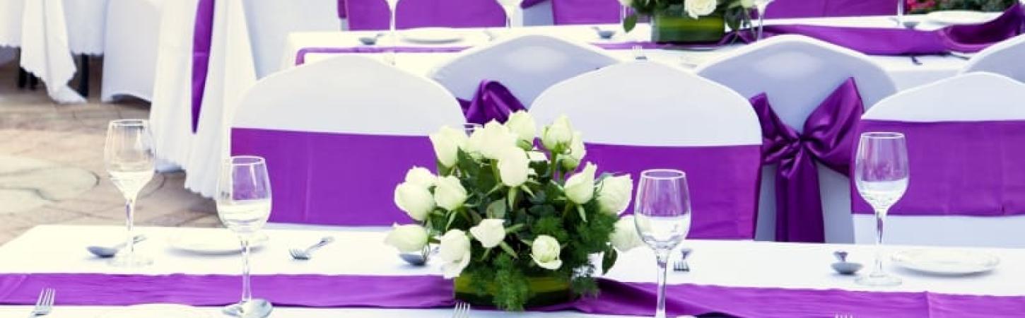 Скатертина, серветки, столові прибори, свічки – правила декорування стола