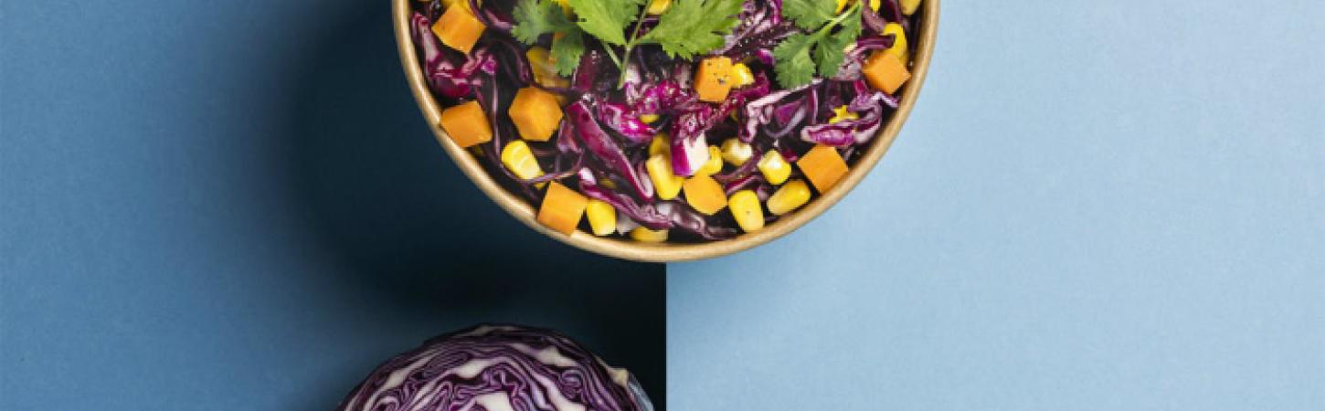 Insalata con cavolo viola, mais e ricotta