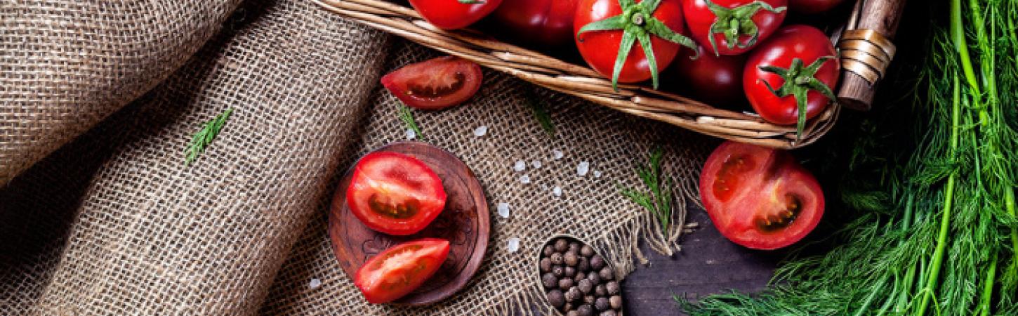 Escaldar tomates para pelarlos