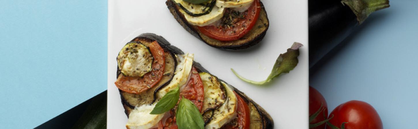 Bruschetta con verdure estive e formaggio di capra