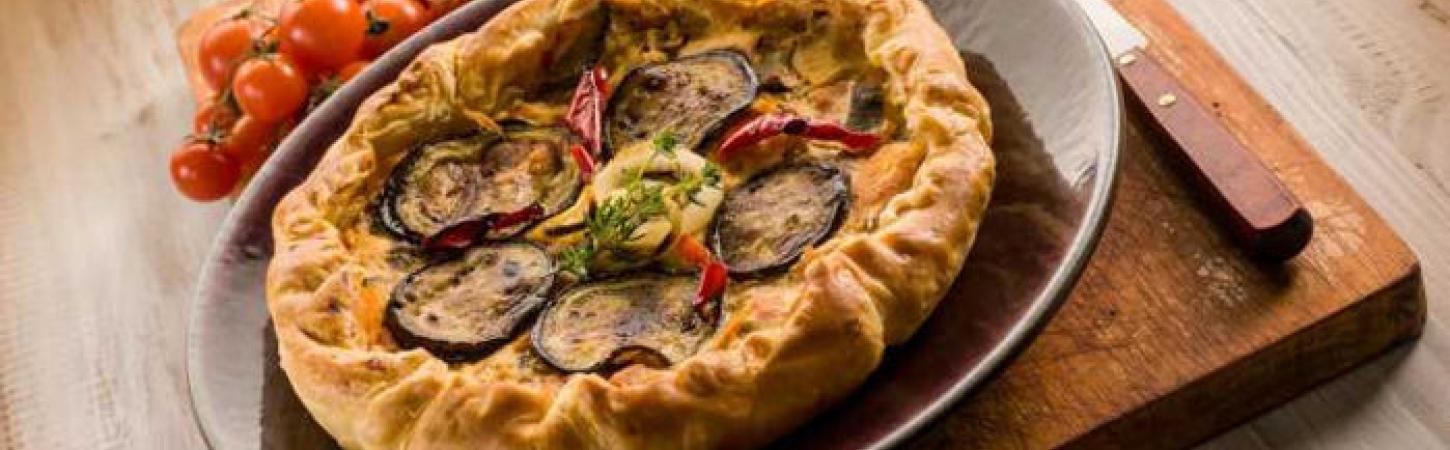 Pastel de berenjena con salsa de cebolla