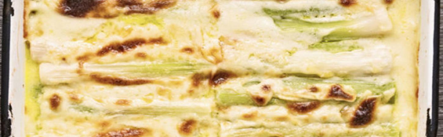 Puerros gratinados con bechamel y jamón