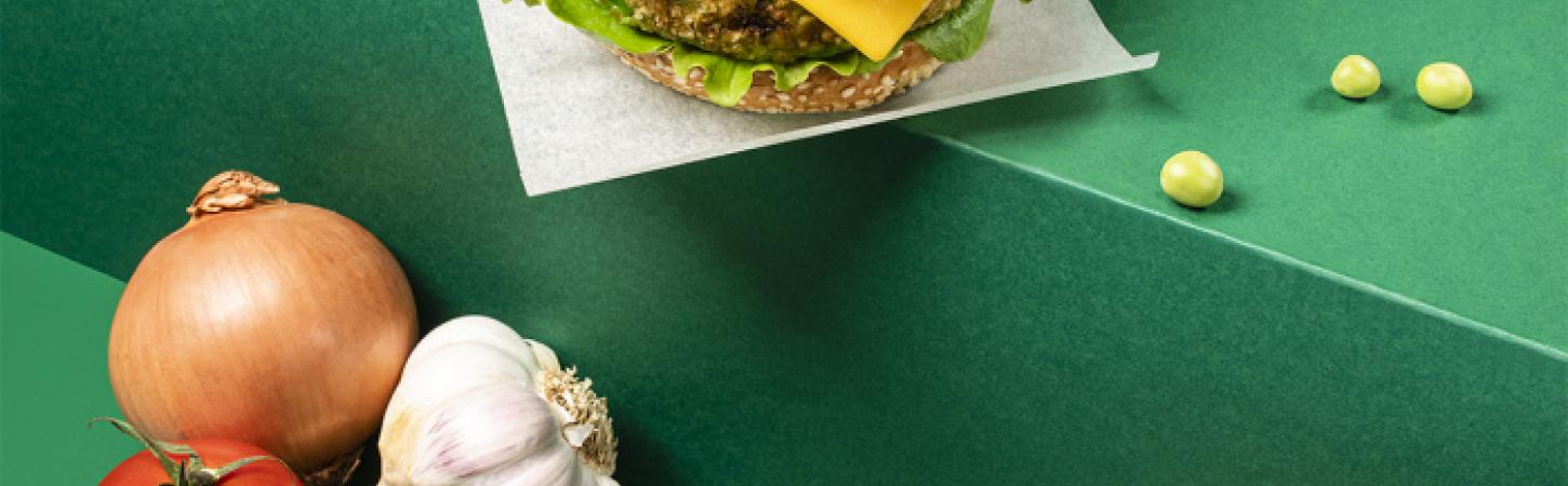 Veganiškas juodųjų pupelių ir bolivinės balandos mėsainis