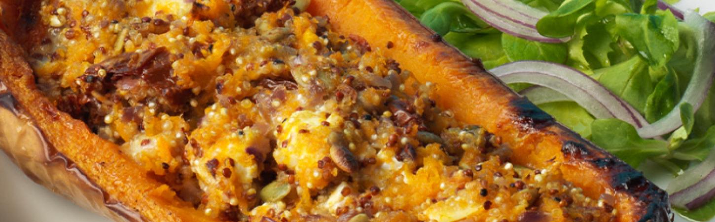 Zucca ripiena di quinoa e cipolle rosse