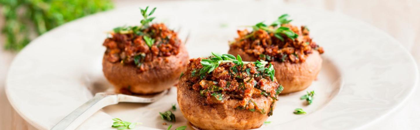 Cogumelos recheados: 4 receitas para forno em menos de 20 min