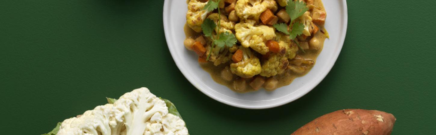 Curry vegetariano con cavolfiori, patate dolci e ceci