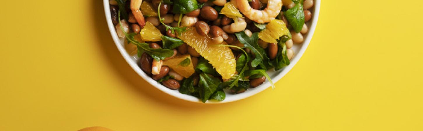 Insalata di fagioli con gamberi, arancia e rucola 