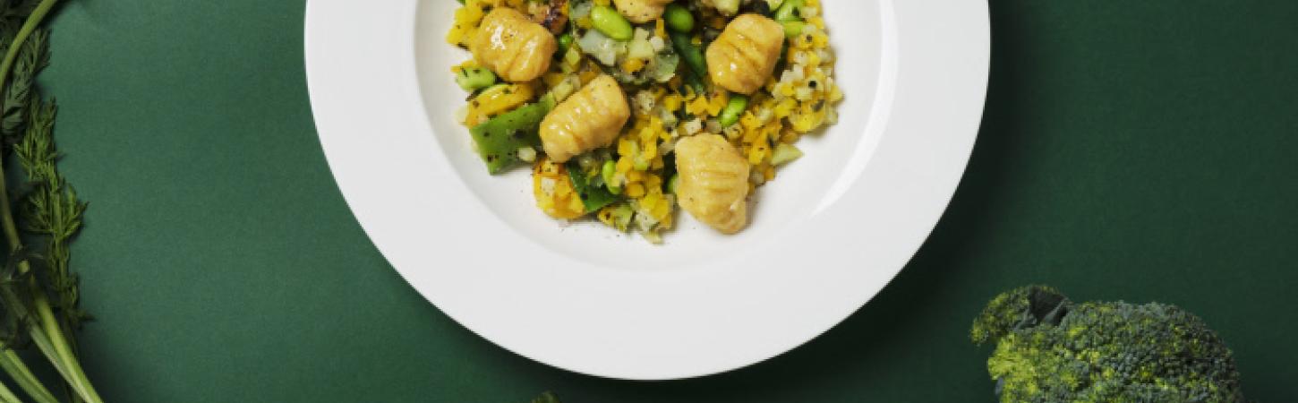 Gnocchi ai ceci con verdure saltate in padella