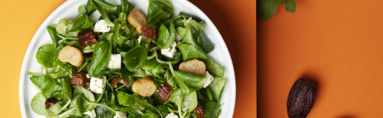 Insalata con datteri, rucola, feta e crostini