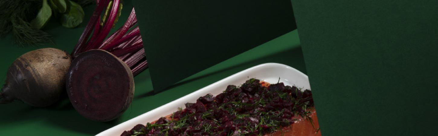 Salmone con barbabietole e lattuga