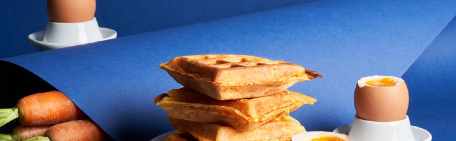 Brunch con uova e waffles alle carote