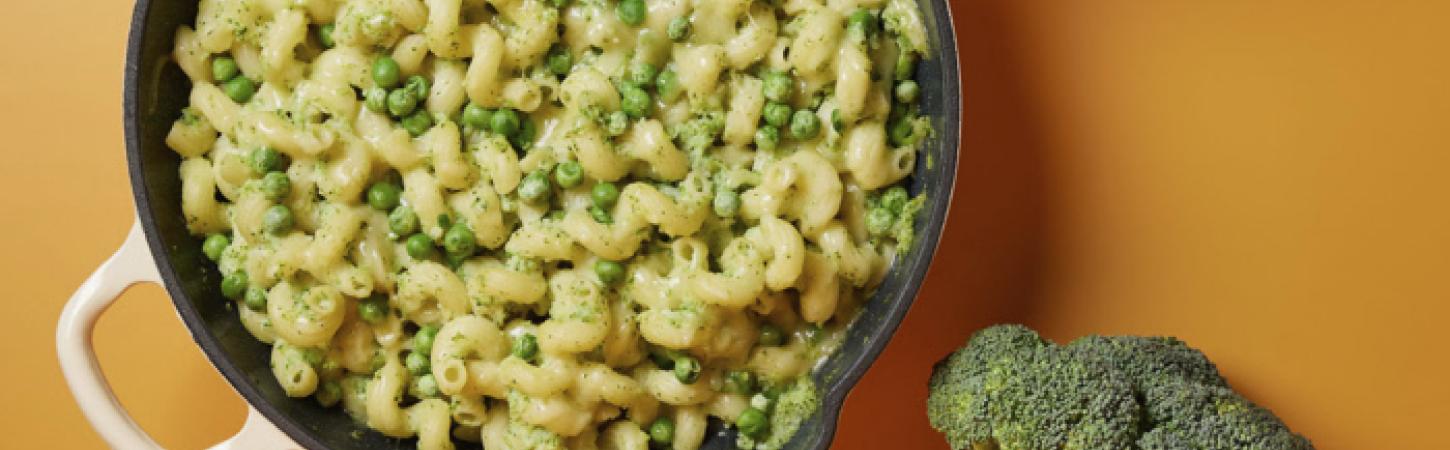 Pasta con formaggio, broccoli e piselli