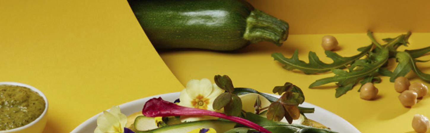 Socca con pesto di rucola e zucchine