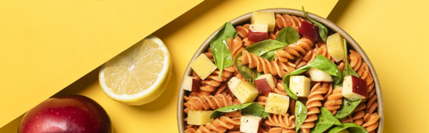 Pasta con spinaci, mela ed emmental