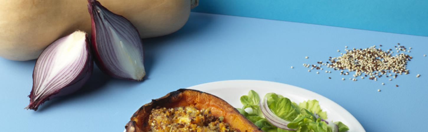 Zucca ripiena di quinoa e cipolle rosse