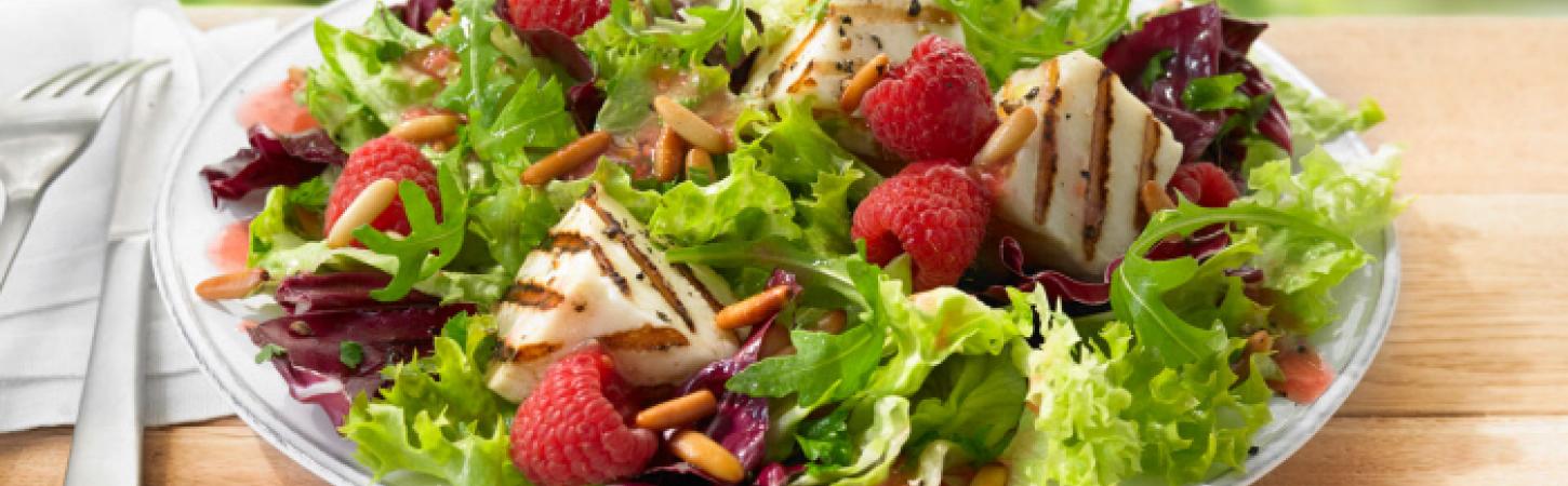 Ensalada de frutos rojos con salsa de mostaza y miel