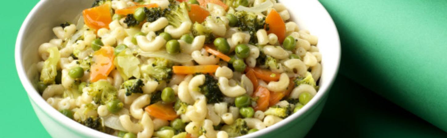 Pasta con broccoli, carote e piselli